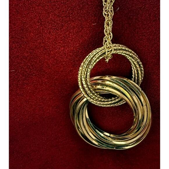 Liz Claiborne Textured Interlocking Rings Gold Tone Necklace 16 to 18 inch - Picture 7 of 9